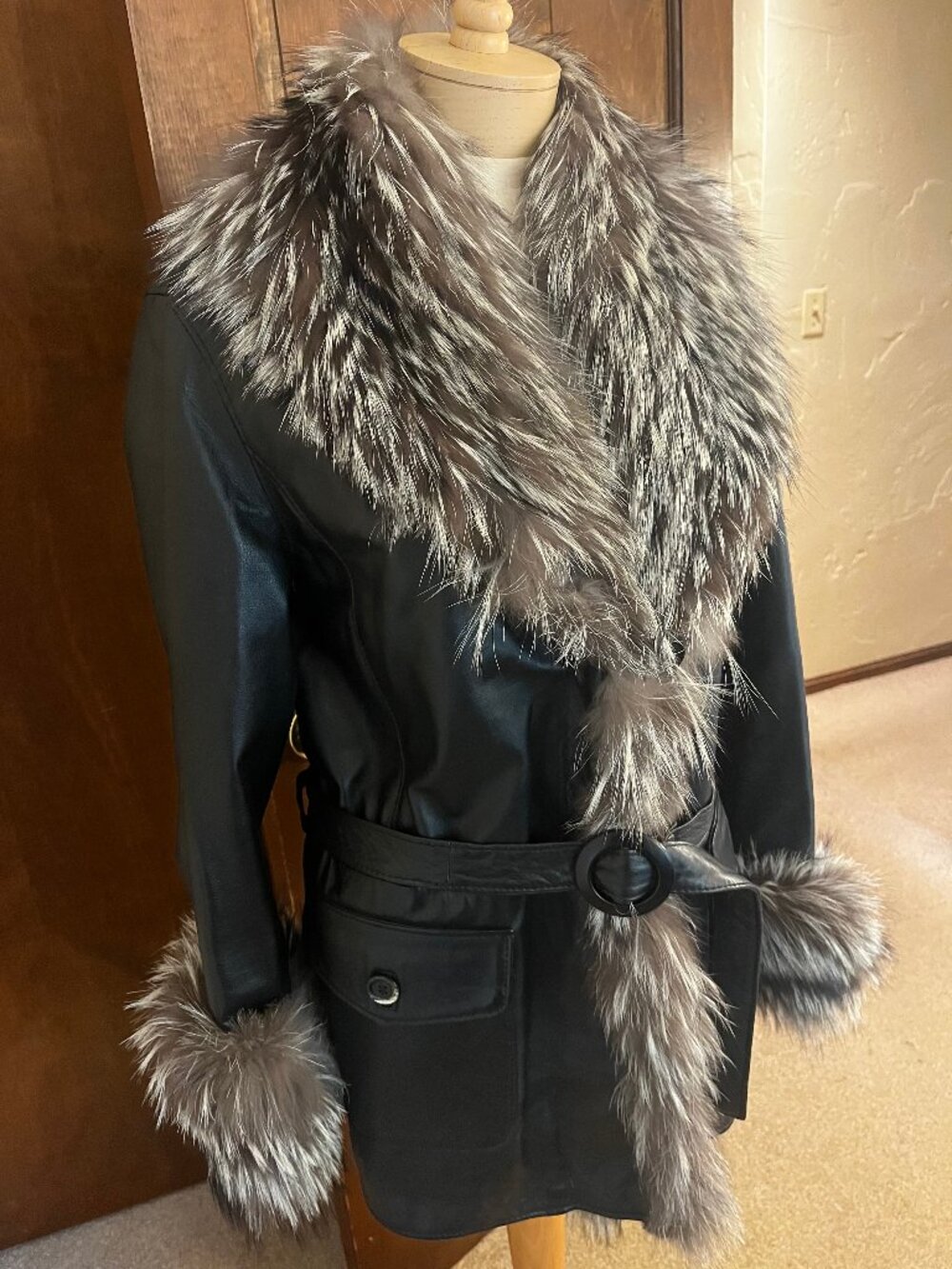 Vera Pelle Italy Black Leather Silver Fox Fur Belted Jacket Size 46